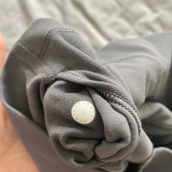 SOLD Lululemon 28” Align Leggings in Graphite Grey Size 4 - Picture 4 of 5